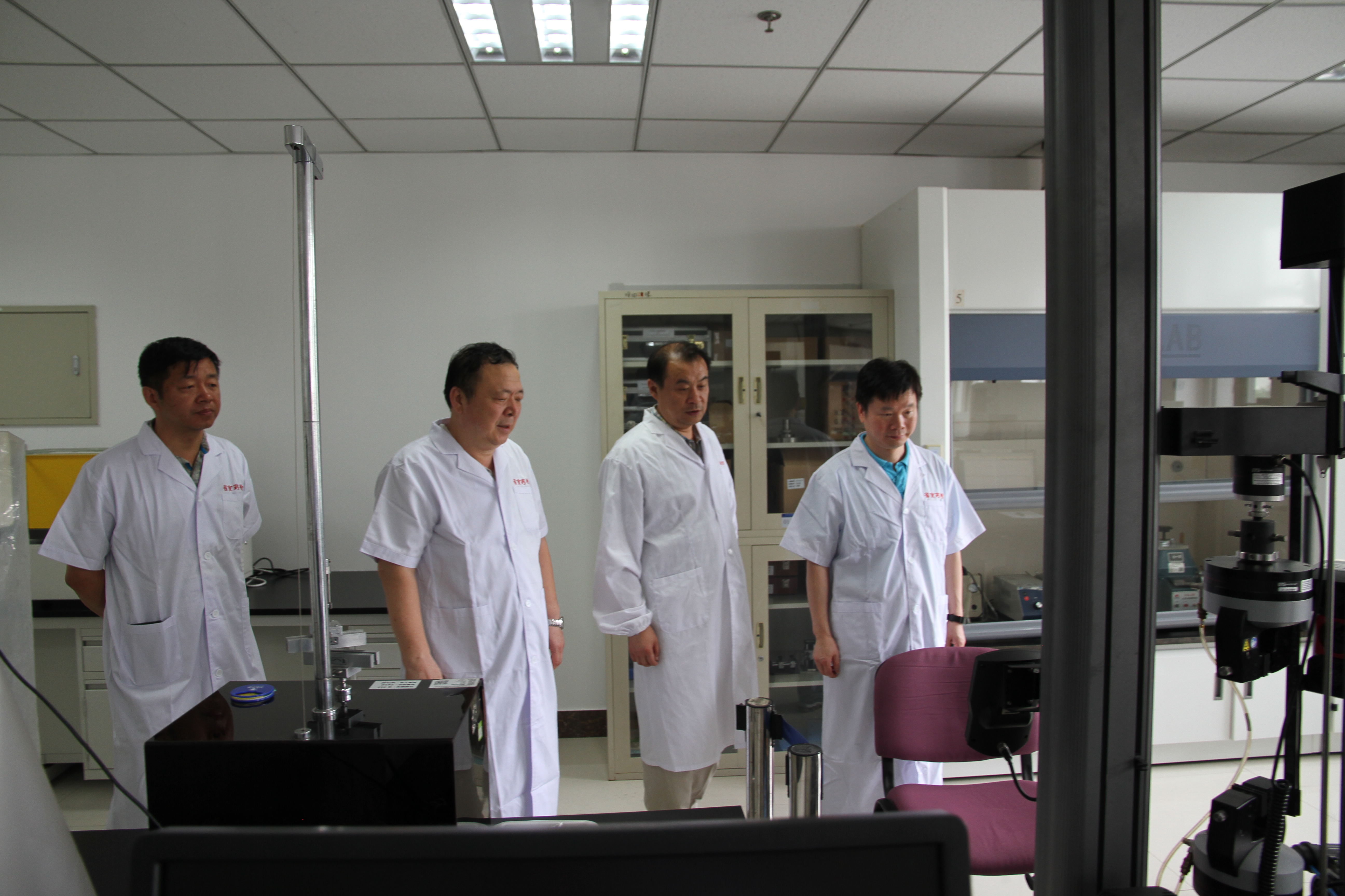 参观省检验所实验室.JPG
